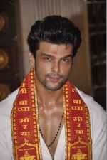 Kushal Tandon visits Siddhivinayak Temple for the Muhurat of her film on 4th June 2015